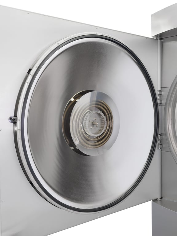 Porte ouverte d'un autoclave Systec avec Ultracooler intégré (échangeur de chaleur visible)