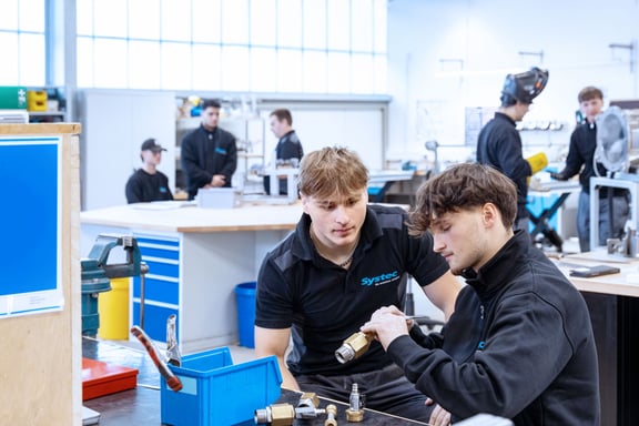 Travailler chez Systec : Apprentis dans l'atelier