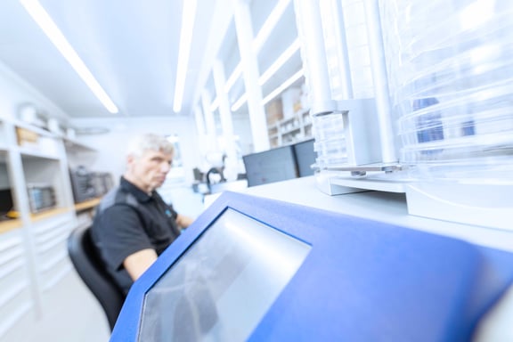 Travailler chez Systec : un poste de travail moderne en laboratoire