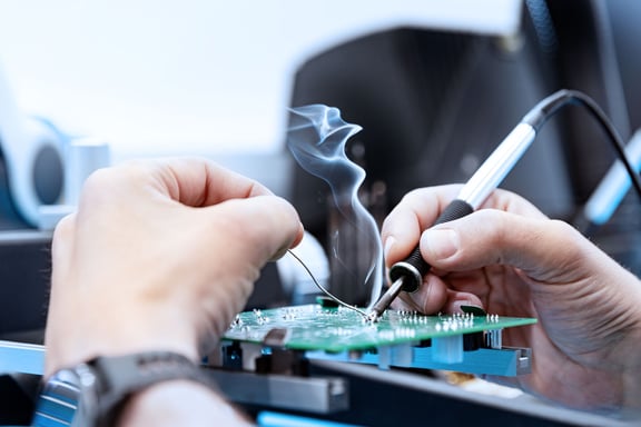 Travailler chez Systec : Souder une platine